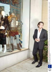 Колин Фаррелл (Colin Farrell) To Unveil "Alexander" Costumes In Windows Of Barneys New York, 06.11.2004 (37xHQ) XczN8e3K